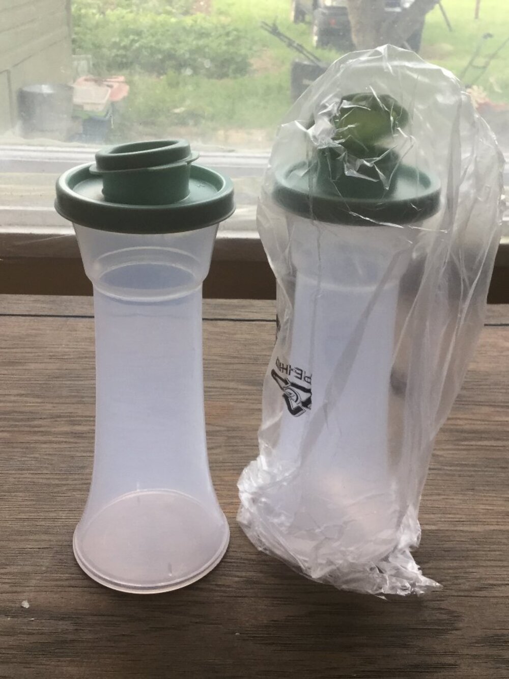 NEW hourglass Tupperware salt and pepper set nice green color lid new never used